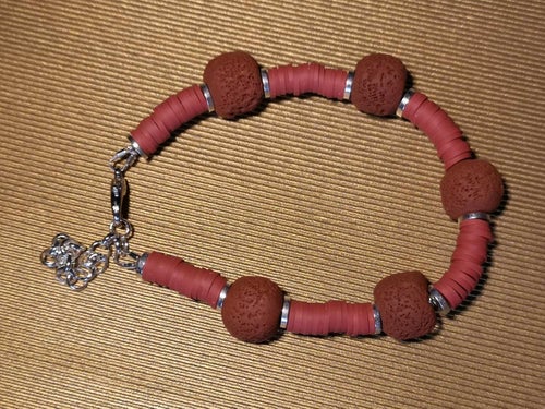 Handgjort, armband, i tegelfärg och silver.