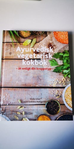 Ayurvedisk vegetarisk kokbok - ät enligt din kroppstyp av Veda Lilas