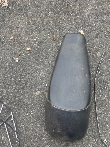 Suzuki K50 sadel och dekorlist