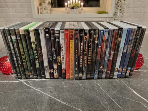 30 Marvel , Hulk , Spiderman , Iron Man , Blade , X-men , Thor , Ant-man , MCU
