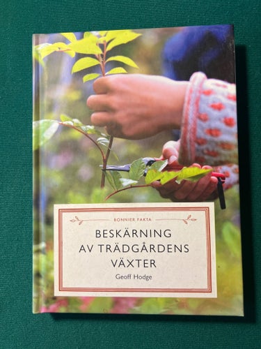 Beskärning av trädgårdens växter av Geoff Hodge