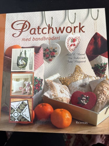 Patchwork med bandbroderi av Ann E. Baird, Ea Fisker och Jette Højgaard, 2000