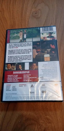 DVD - OM EN POJKE - INPLASTAD MED SVENSK TEXT I FILMEN