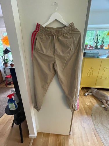 Adidas beiga byxor, storlek S