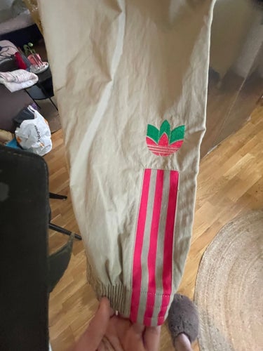 Adidas beiga byxor, storlek S