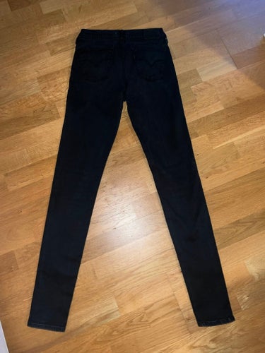 Svarta jeans Levis 710 super skinny I strl 28”/32”