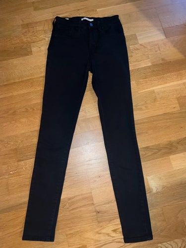 Svarta jeans Levis 710 super skinny I strl 28”/32”