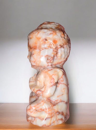 RÖD VENJASPIS SITTANDE BABY BUDDHA KRISTALL CARVING STATY DEKORATION NY
