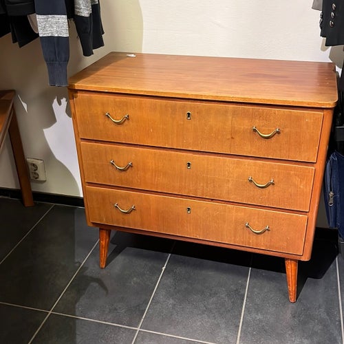 Byrå i teak med mässingshandtag