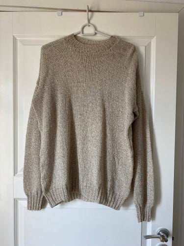 Beige handstickad tröja med liten dragkedja på ena axeln
