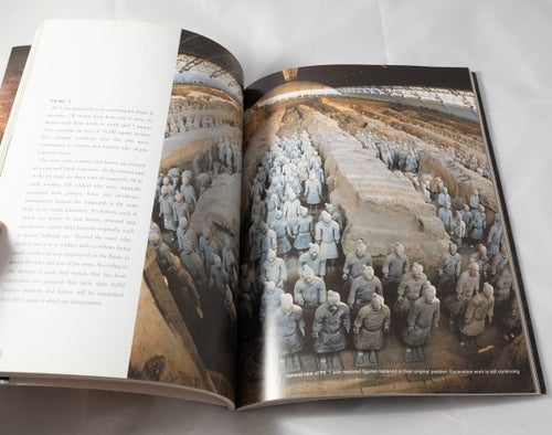 The Qin Dynasty Terra-Cotta Army of Dreams - SIGNERAD - terrakottaarme Kina