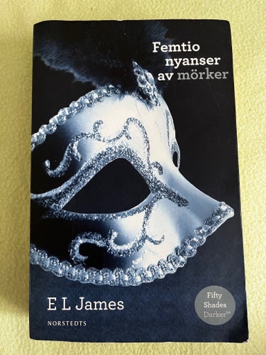 Femtio nyanser av mörker av E L James