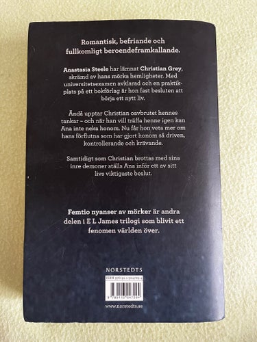 Femtio nyanser av mörker av E L James