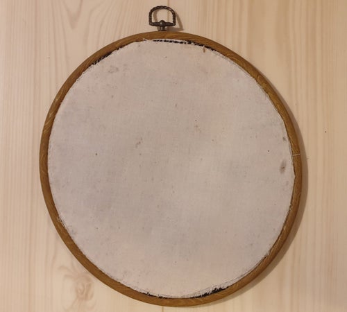 Handbroderad väggbonad. Äkta hantverk. Upphäng i smide. Träram. Vintage. Retro.