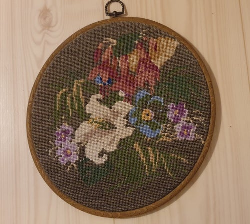 Handbroderad väggbonad. Äkta hantverk. Upphäng i smide. Träram. Vintage. Retro.