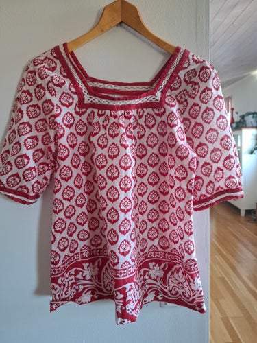 Bik Bok röd, vit blus, Storlek S