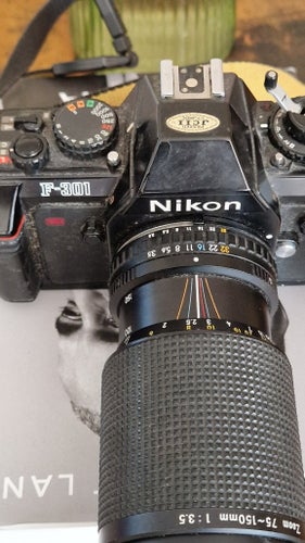 Nikon F-301 kamera med zoomobjektiv
