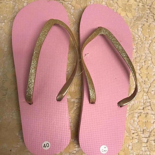 Rosa flip-flops med guldfärgade remmar, storlek 40