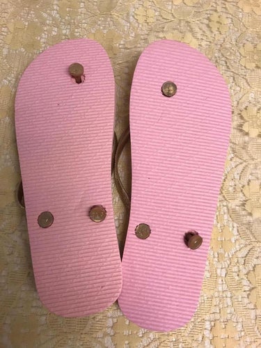Rosa flip-flops med guldfärgade remmar, storlek 40