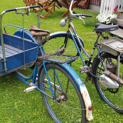 Victoria med Fram cykel och Monark flakcykel
