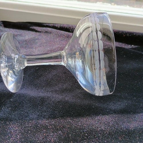 1 snyggt likörglas med etsad dekor, helt o fint