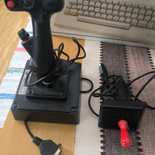 Två joystickar för retrospel