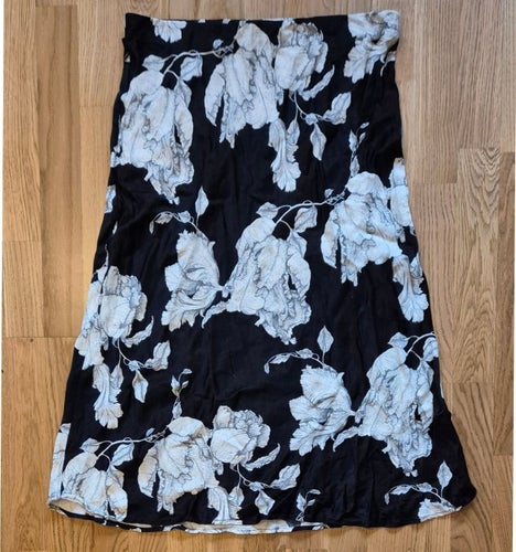 H&M svart kjol med blommor, storlek L