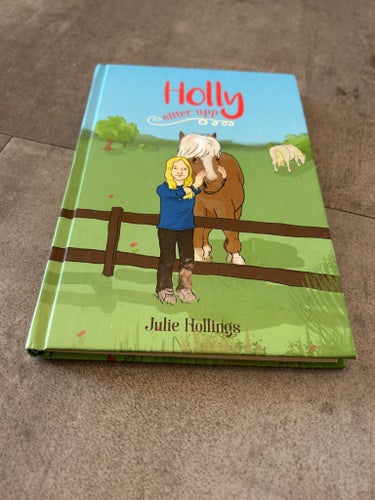 Holly sitter upp av Julie Hollings, 2016