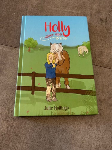 Holly sitter upp av Julie Hollings, 2016