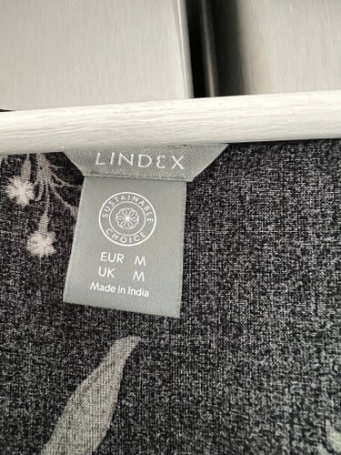 Lindex svart/blommig klänning, storlek M