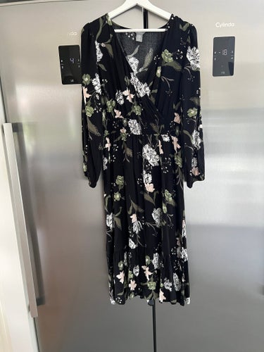 Lindex svart/blommig klänning, storlek M