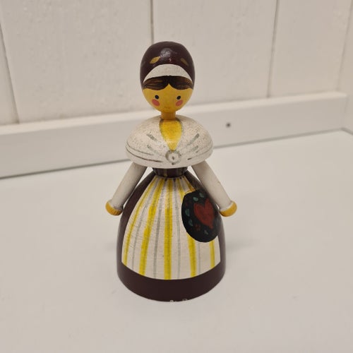Bordspingla i malm. Bordsklocka från Hofors i Folkdräkt.