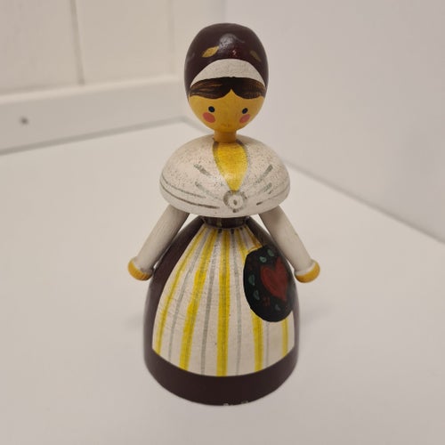 Bordspingla i malm. Bordsklocka från Hofors i Folkdräkt.
