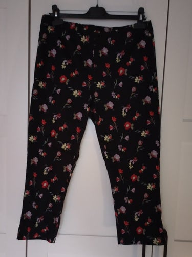 Svarta stretchiga capribyxor med blommönster| STRL: L