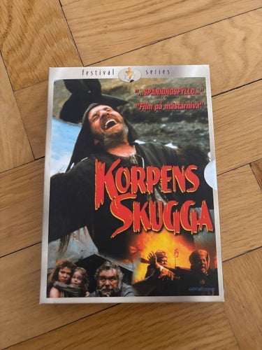 Nyskick superfin DVD med kartong Korpens Skugga