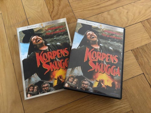 Nyskick superfin DVD med kartong Korpens Skugga