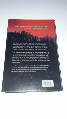 Nora Roberts - Dödligt villospår (Inbunden) Spänning