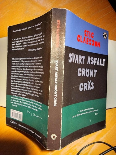 Svart asfalt grönt gräs - Stig Claesson. bok, pocket. Very Fine plus