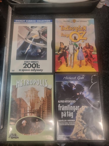DVD-filmer: 2001: A Space Odyssey, Trollkarlen från Oz, Metropolis, Främlingar