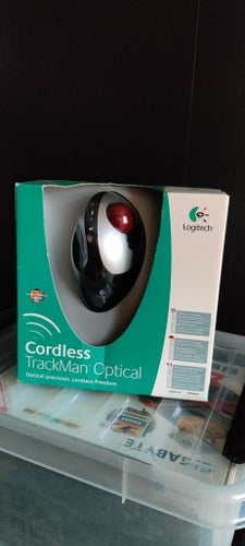 Logitech Cordless TrackMan Optical Mus