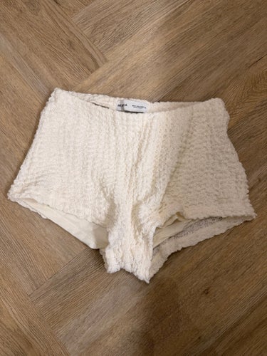 Bershka vita shorts, storlek S som nya :)