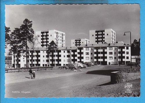 FARSTA. Kilsgatan med flerbostadshus och bilar 1950-tal. Pressbyrån (Stockholm)