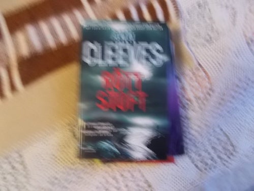 EN INBUNDEN BOK ANN CLEEVES RÖTT STOFT