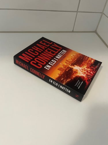 En eld i natten av Michael Connelly (Storpocket)