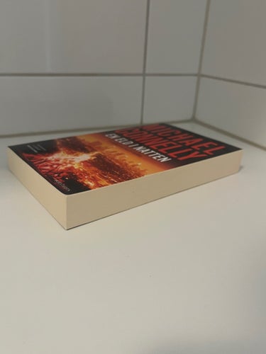 En eld i natten av Michael Connelly (Storpocket)
