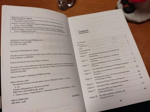 Foundations of library and information science - Richard E. Rubin Very Fine plus