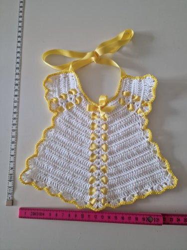 Virkad hakklapp, vit/gul, till kalas, doppresent, babyshower, ny/oanvänd