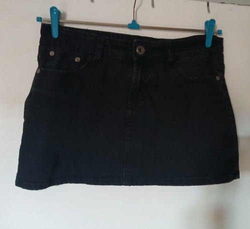 Svart kort kjol.Stl:40.(33cm lång).