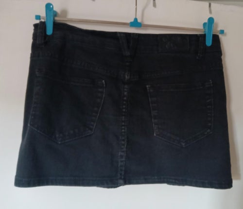 Svart kort kjol.Stl:40.(33cm lång).