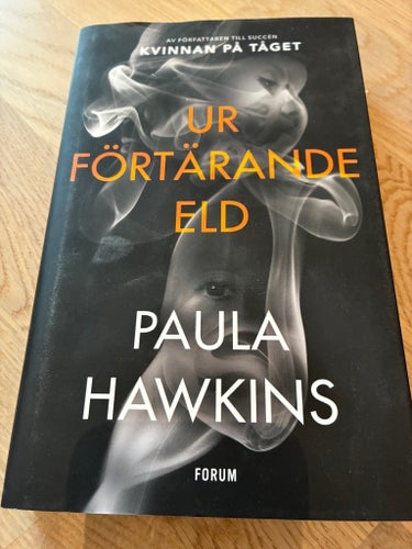 Ur Förtärande Eld av Paula Hawkins, 2017